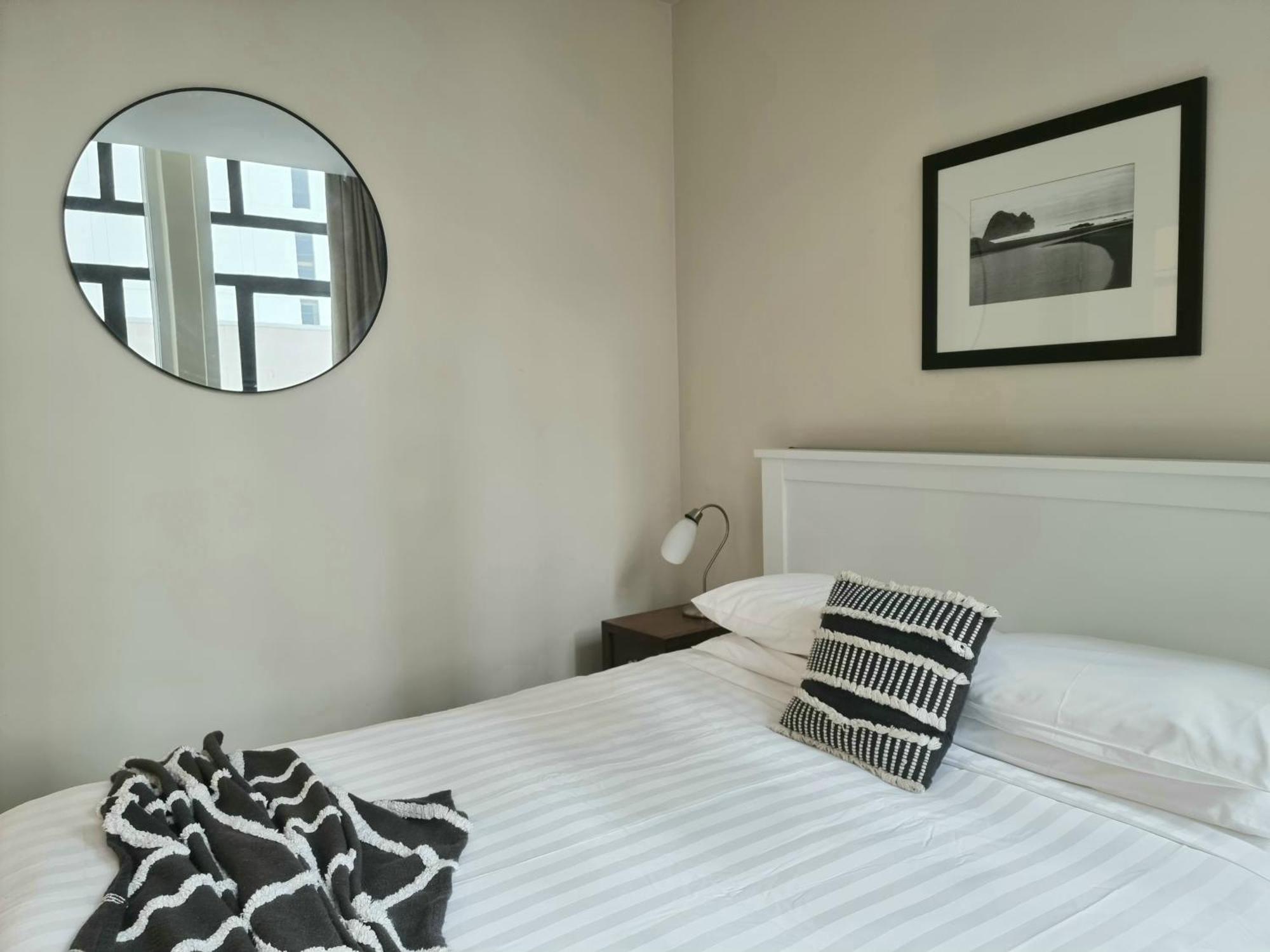 Urban Deco Apartment On Queen Street Auckland Rum bild