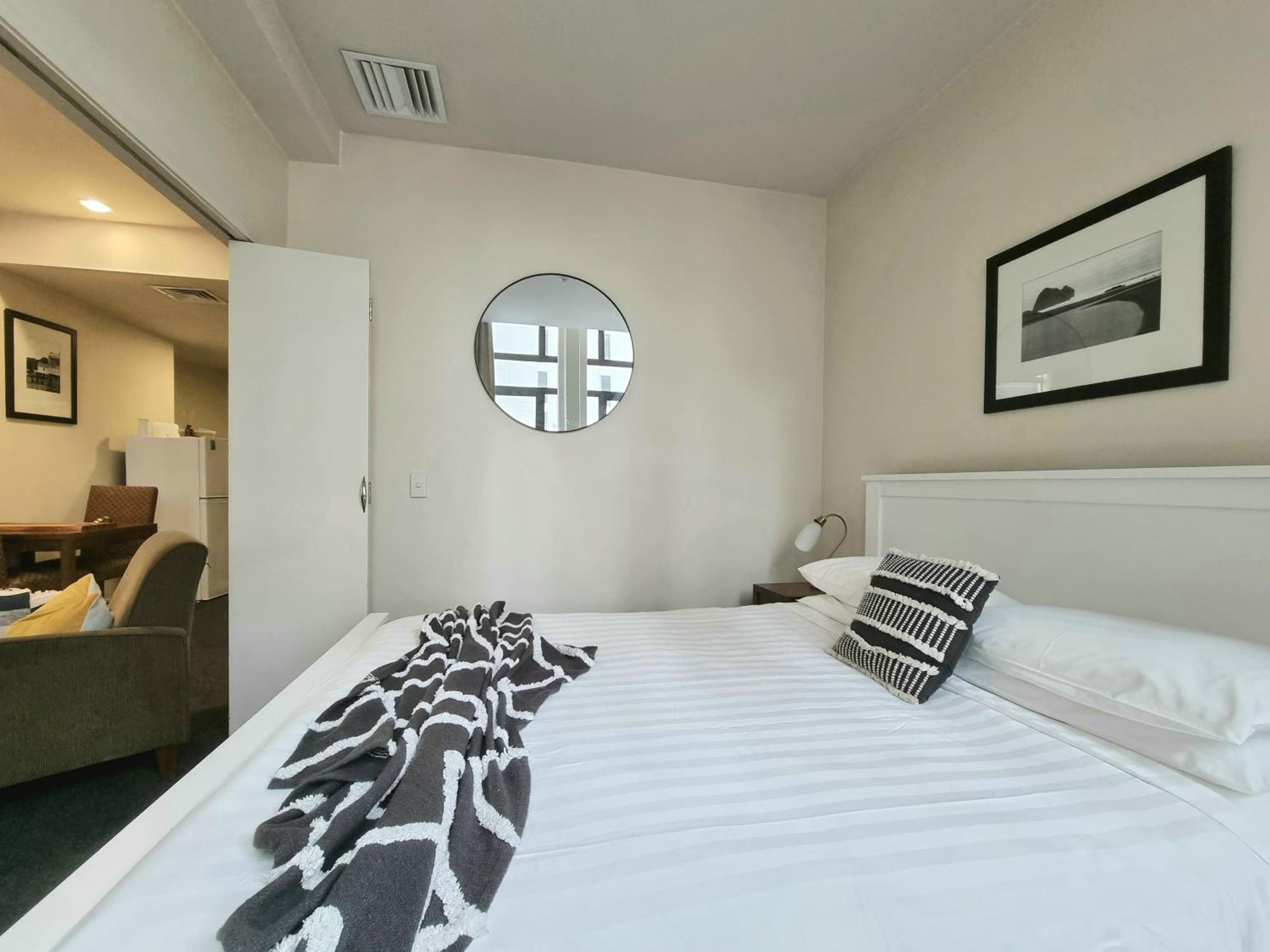 Urban Deco Apartment On Queen Street Auckland Rum bild