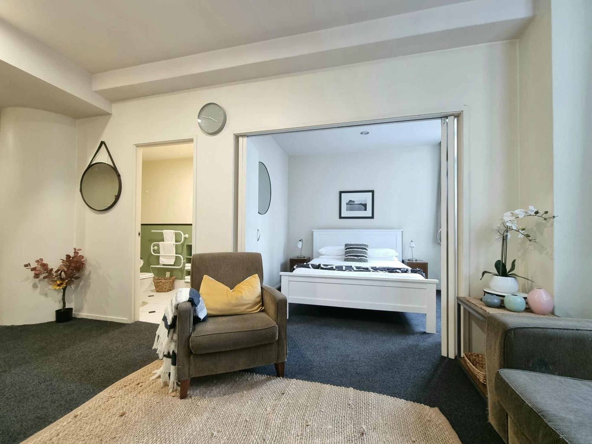 Urban Deco Apartment On Queen Street Auckland Rum bild