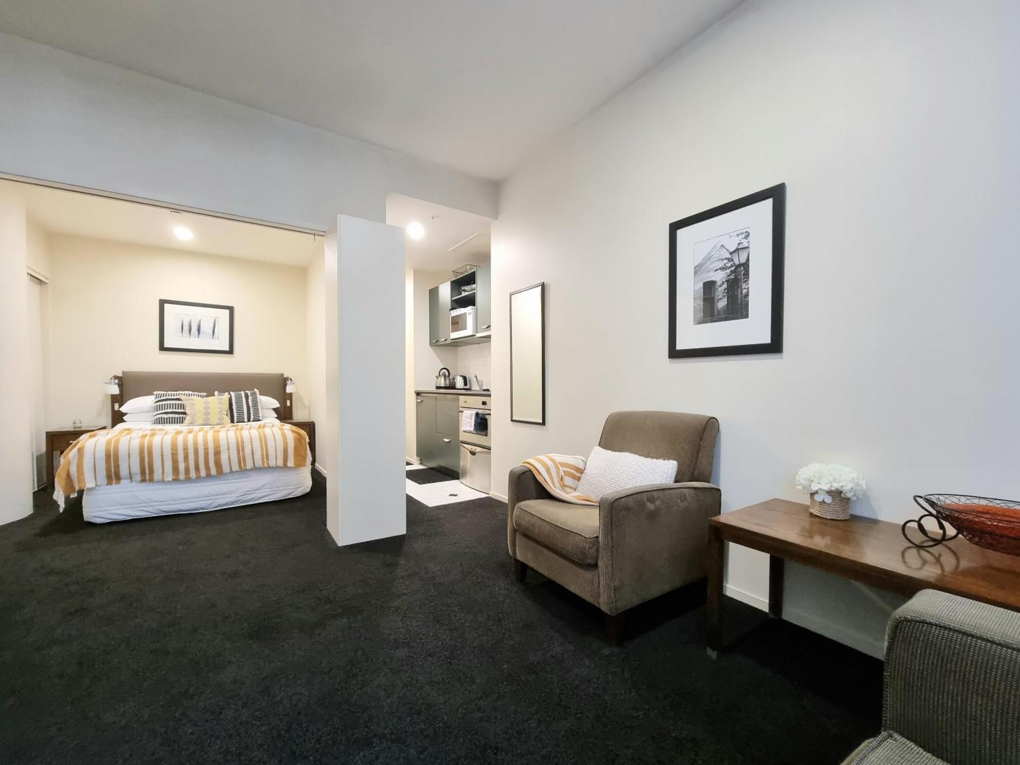 Urban Deco Apartment On Queen Street Auckland Rum bild